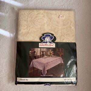 Vtg new Quaker Classic Ivy Cream Lace Tablecloth  60” x 84”